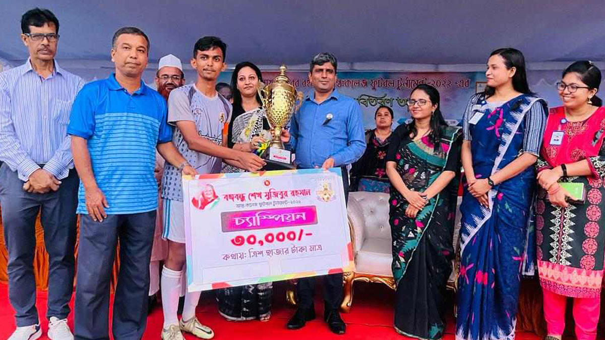 ঢাকা জেলা আন্তঃকলেজ ফুটবল টুর্নামেন্টে বিজয়ী আদমজী কলেজ