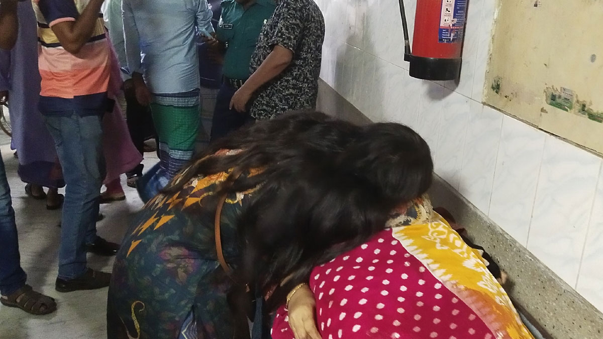 যাত্রাবাড়ীতে মাদকাসক্ত ভাইয়ের ছুরিকাঘাতে বড় বোন খুন