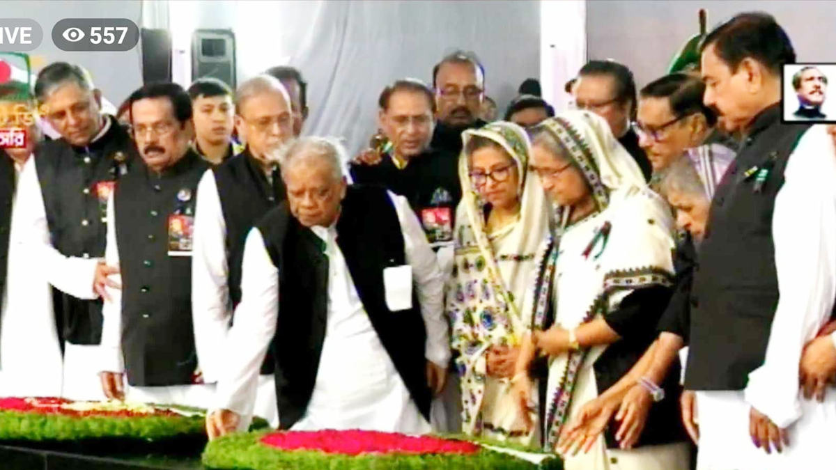 বঙ্গবন্ধুর প্রতিকৃতিতে আওয়ামী লীগের শ্রদ্ধা