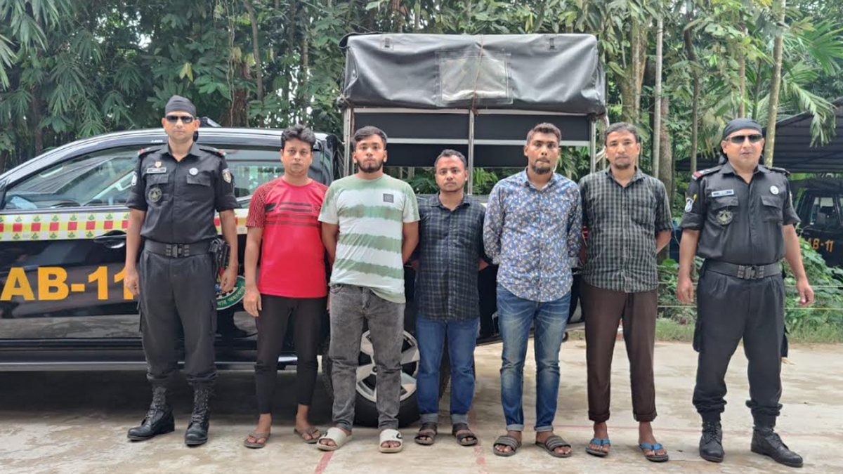 পাসপোর্ট দালাল চক্রের ১৭ সদস্যকে আটক, ৬০ পাসপোর্ট জব্দ