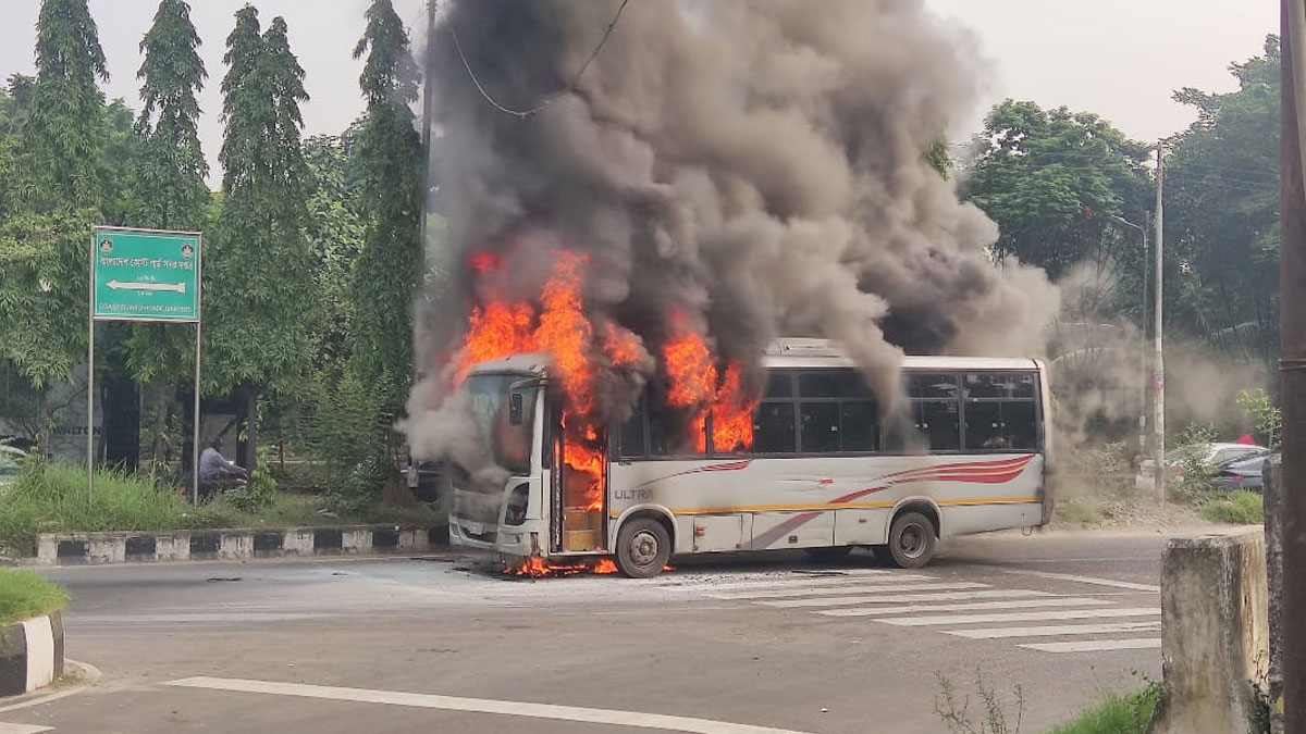 আগারগাঁওয়ে এসি বাসে আগুন