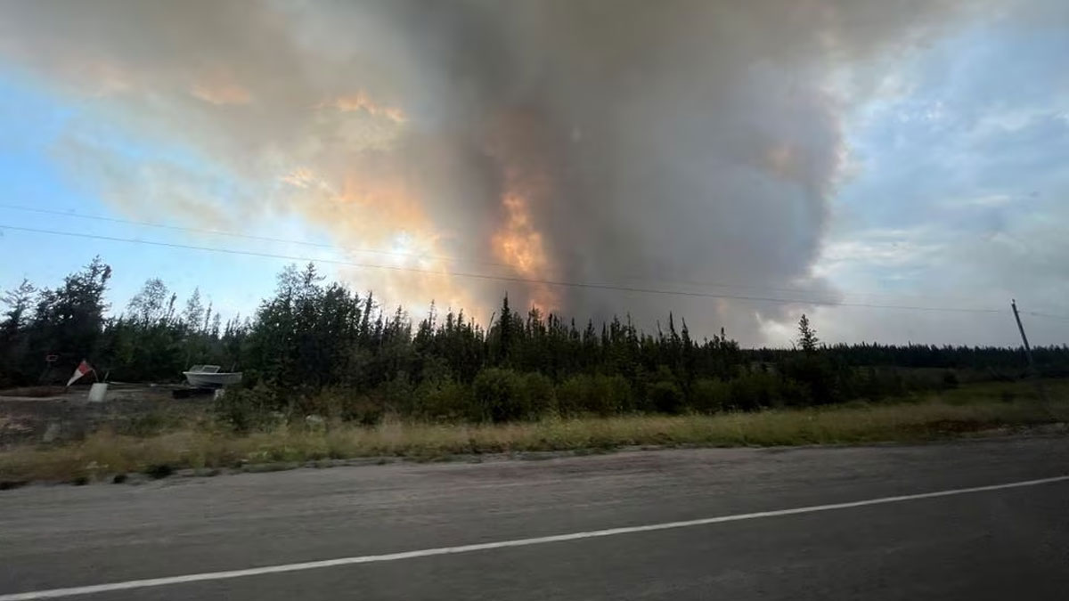 কানাডায় ভয়াবহ দাবানল, সরিয়ে নেওয়া হচ্ছে ২০ হাজার মানুষ