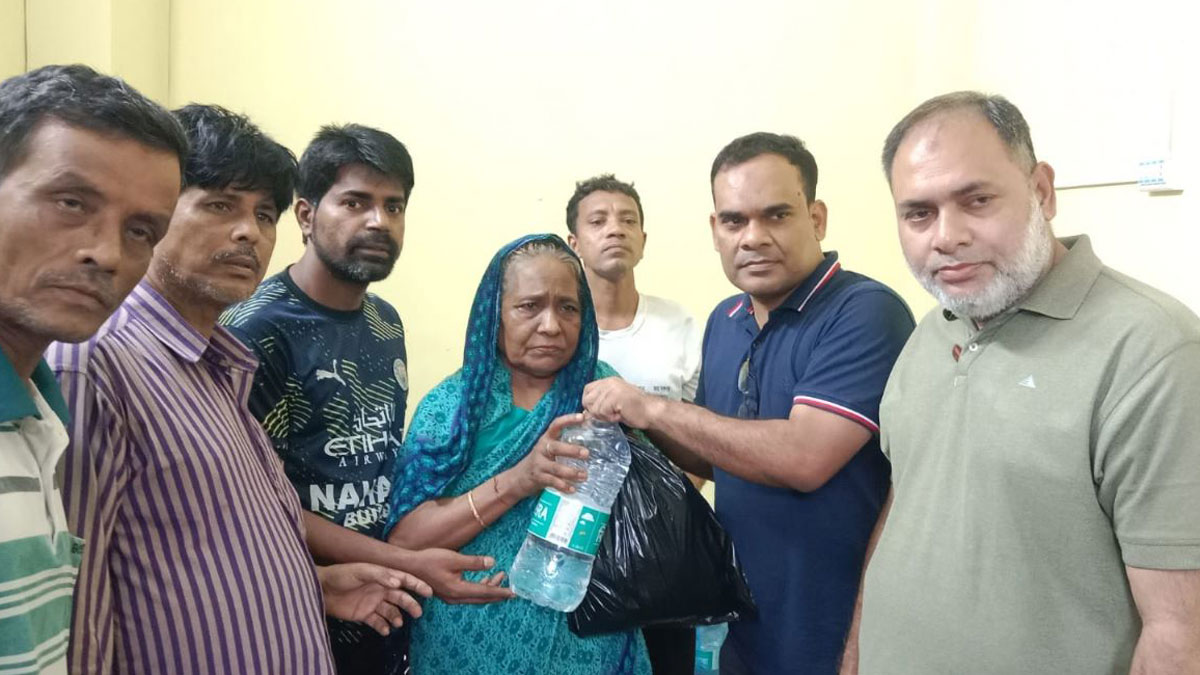 চট্টগ্রামে পানিবন্দিদের মাঝে চসিকের খাবার বিতরণ