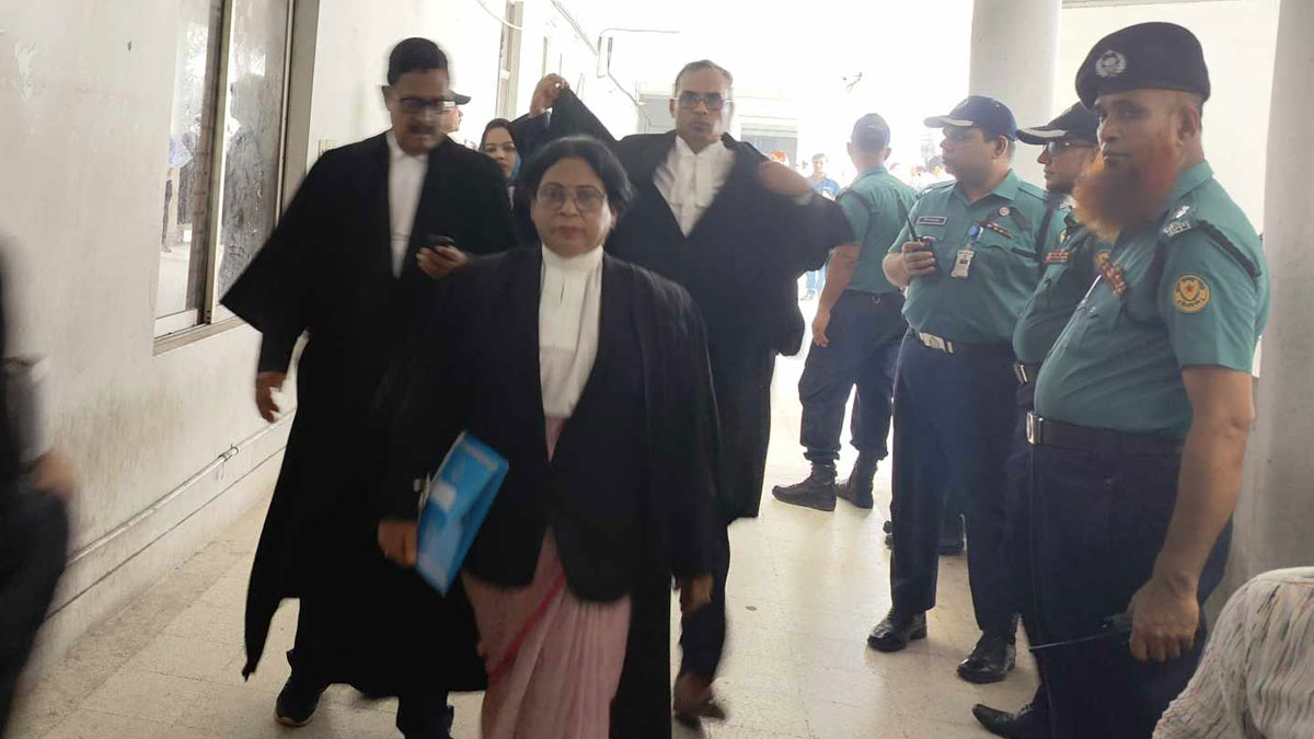 সাড়ে ৩ ঘণ্টা পর এজলাসে ফিরলেন দুই বিচারপতি