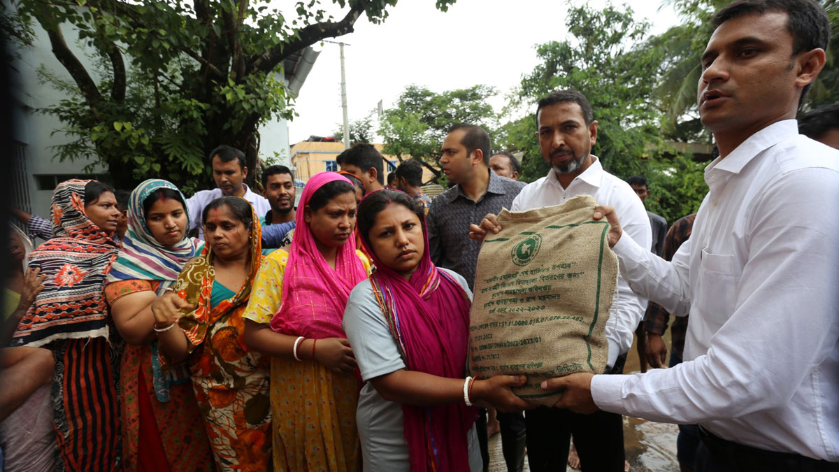 রাতে ফোন, সকালে ত্রাণ নিয়ে হাজির ডিসি