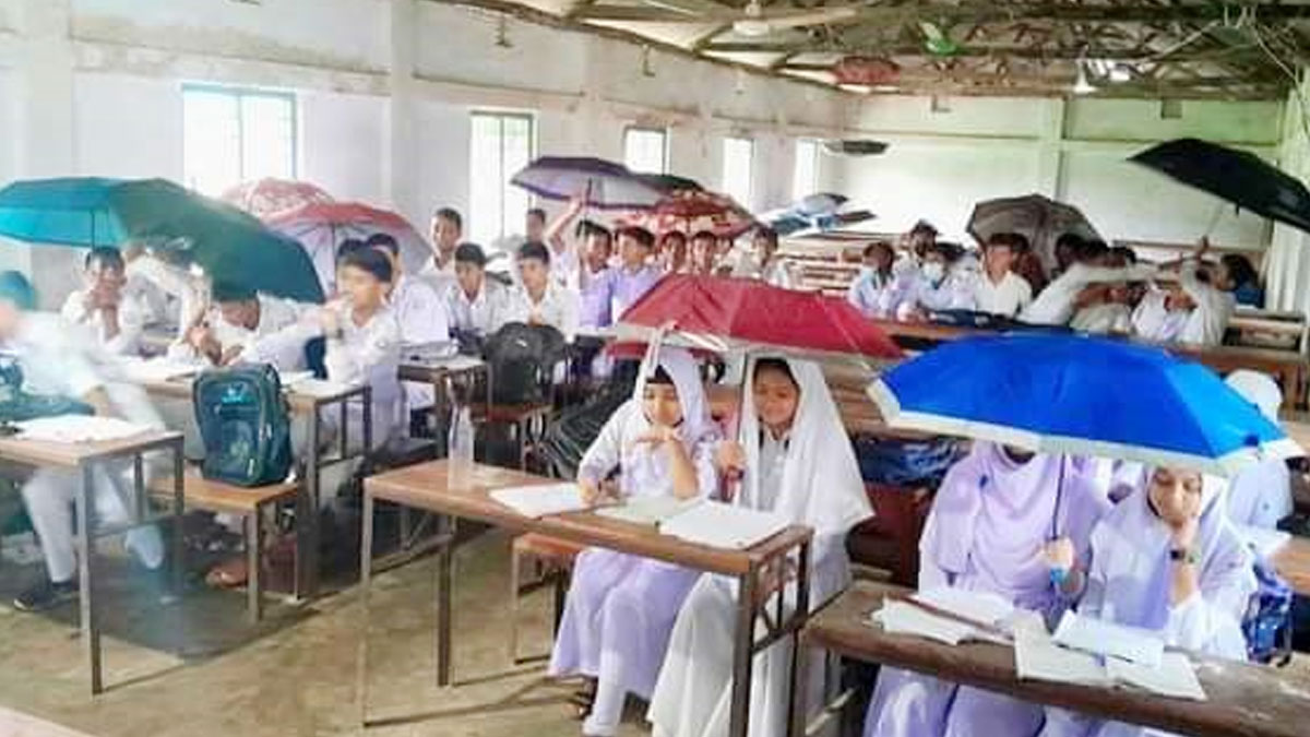 বৃষ্টি হলেই ছাতা মাথায় দিয়ে ক্লাস করতে হয় শিক্ষার্থীদের