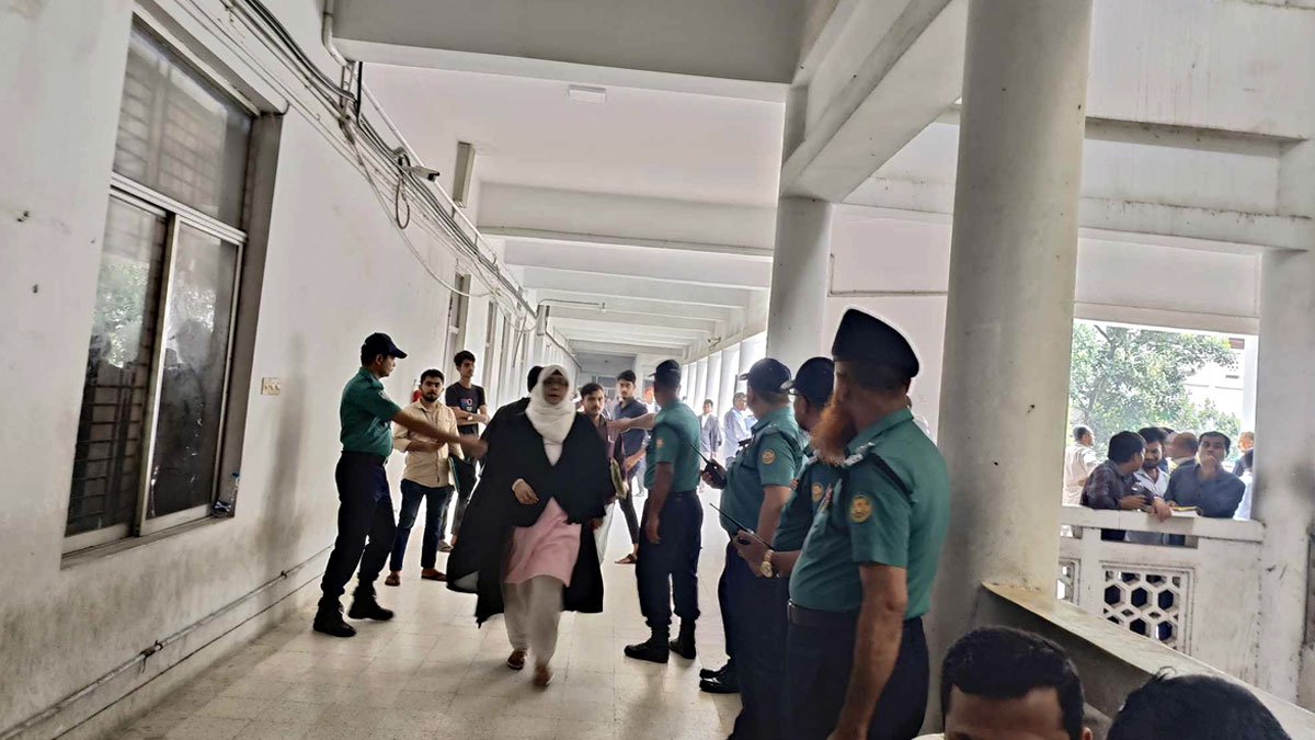 হট্টগোলের মধ্যে এজলাস ছাড়লেন দুই বিচারপতি