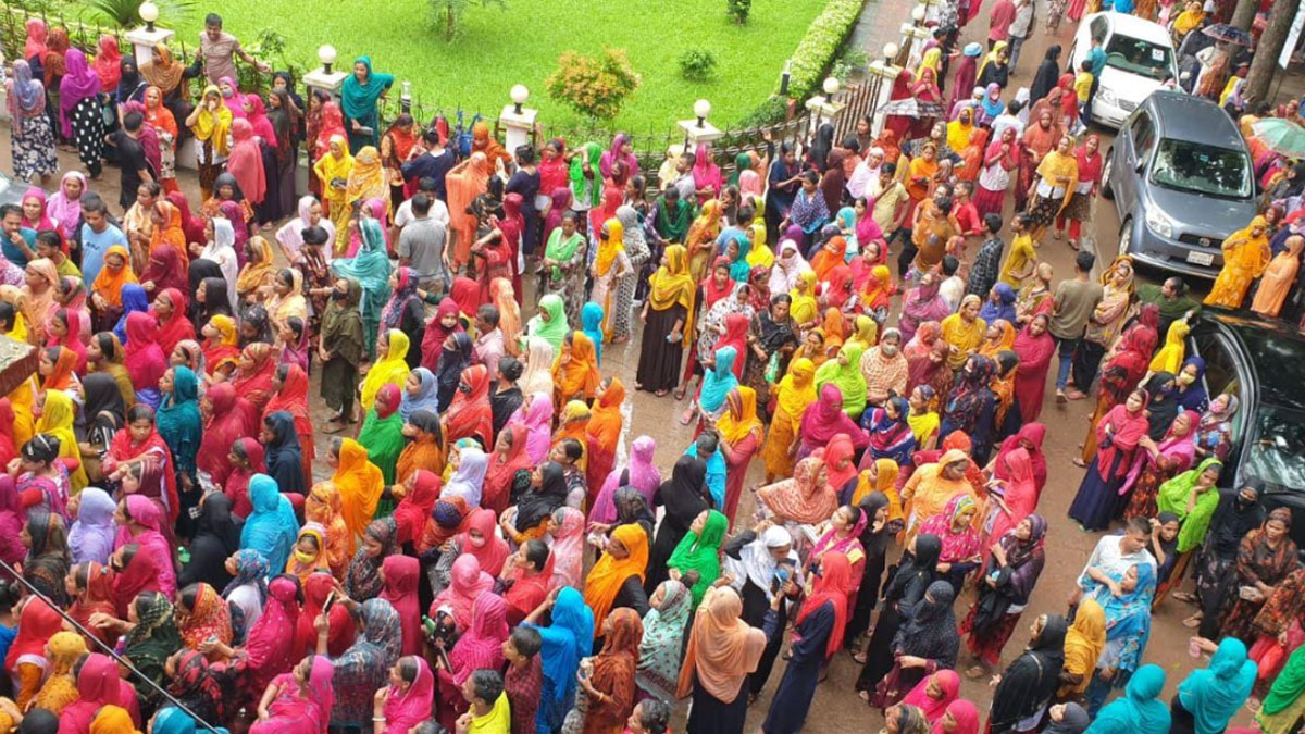বকেয়া বেতনের আশায় জেলা প্রশাসক কার্যালয়ে হাজারো শ্রমিক