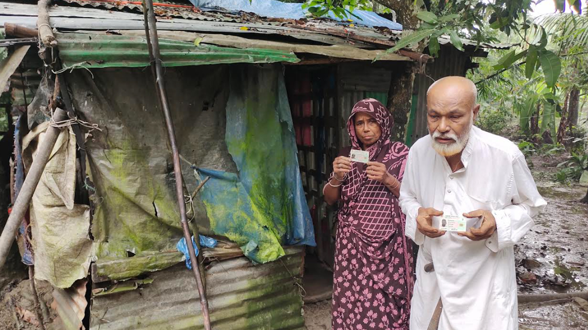 ছেড়ে গেছেন ছেলে, ভাঙা ঘরে খেয়ে না খেয়ে জীবন কাটছে বাবা-মায়ের