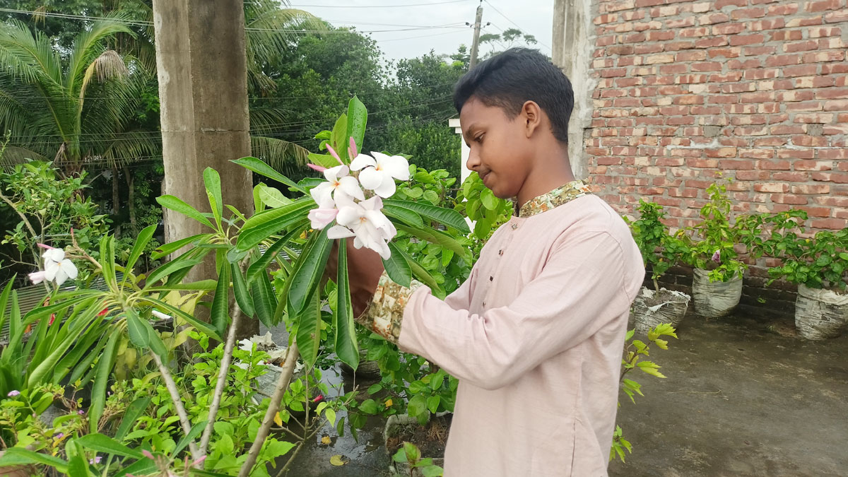 ফুলের চারা বিক্রি করেই মাসে লাখ টাকা আয় ইমরানের!