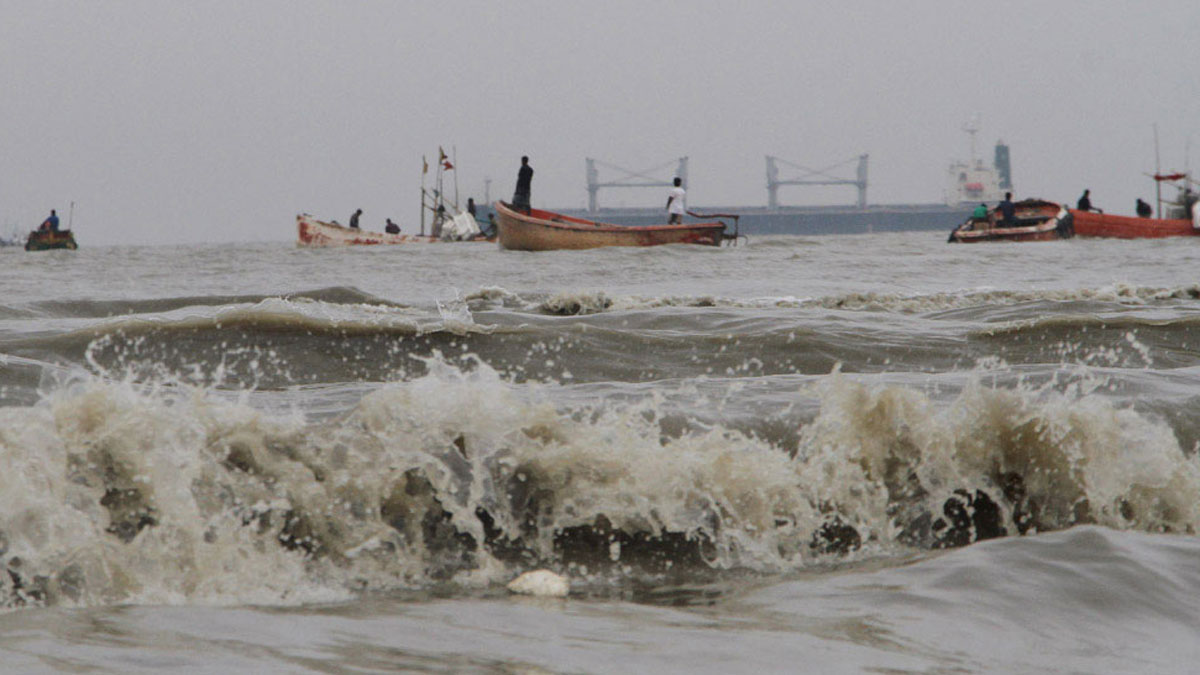 সমুদ্র বন্দরে ৩ নম্বর সতর্ক সংকেত