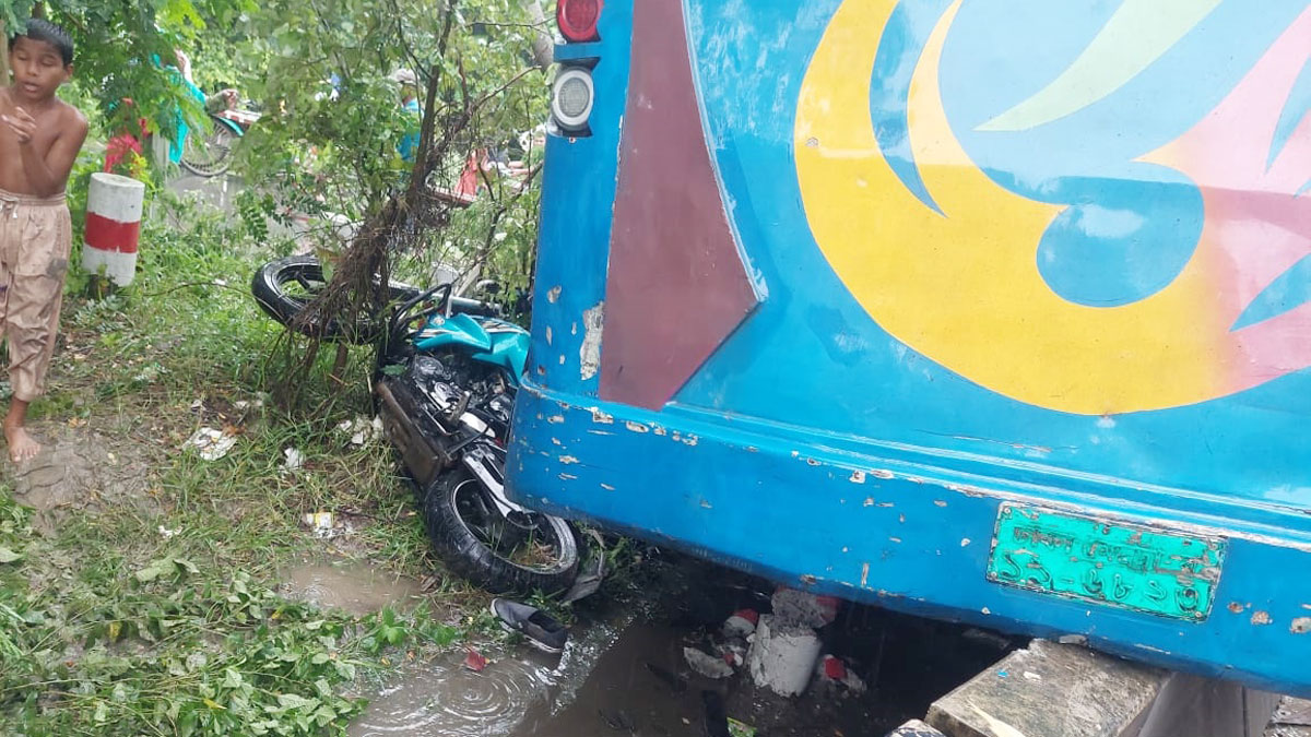 মাদারীপুরে বাসচাপায় প্রাণ গেল একজনের, গুরুতর আহত ৪