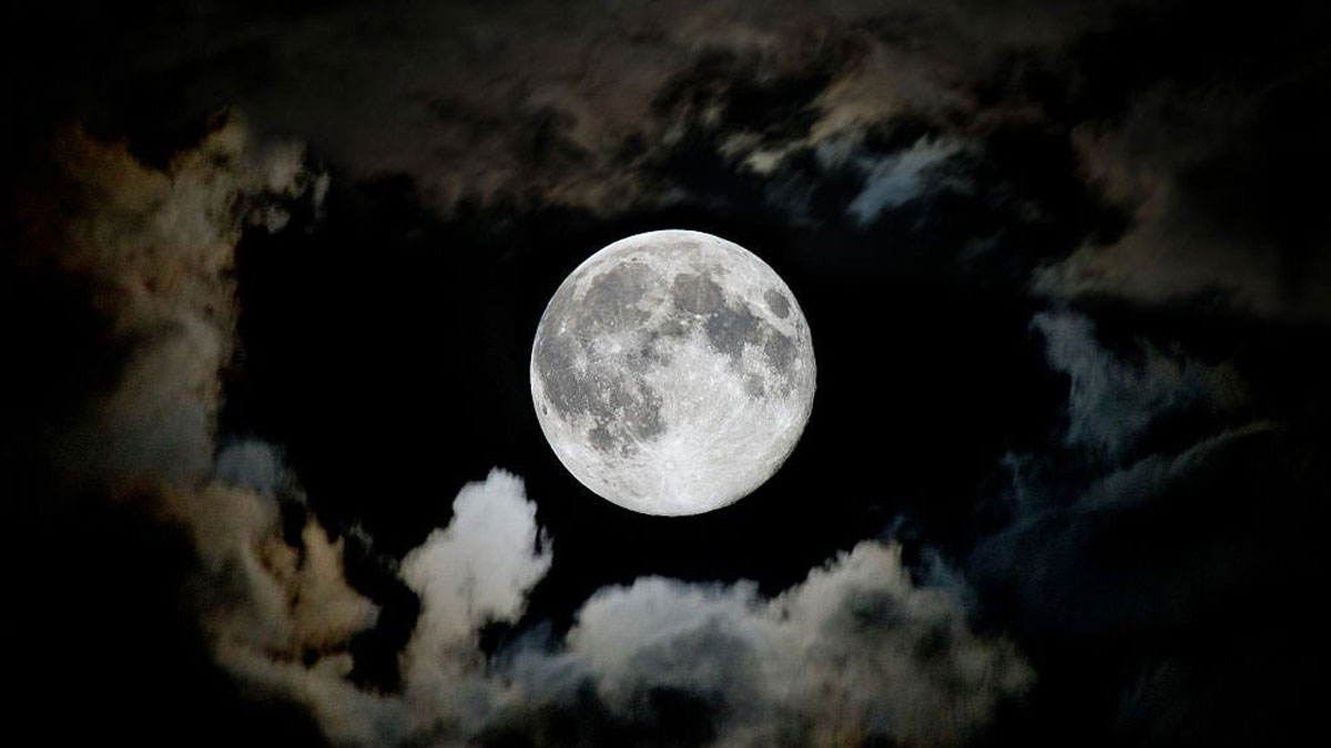 নবীজির হাতের ইশারায় যেভাবে দুই ভাগ হলো চাঁদ