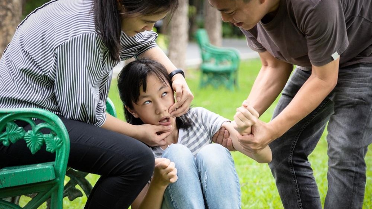 শিশুদের খিঁচুনি কেন হয়, লক্ষণ কী, কী করবেন?