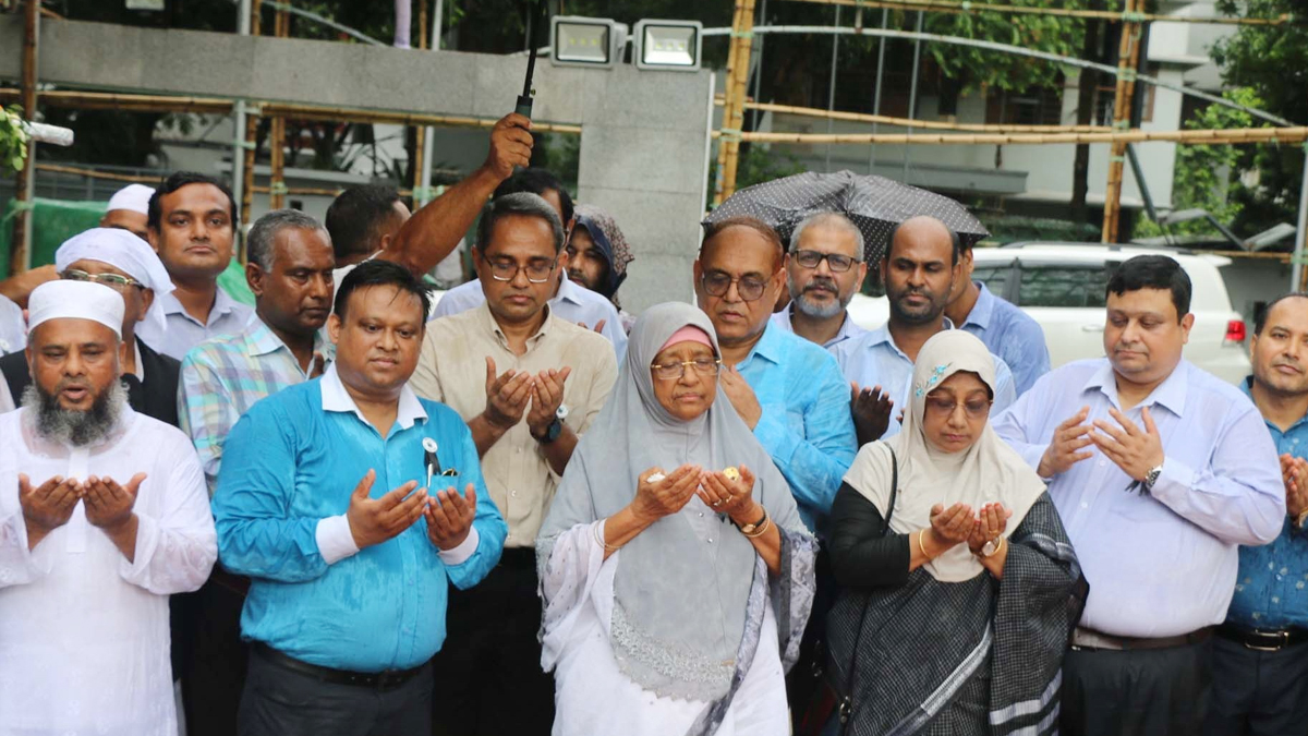 জাতির পিতার প্রতিকৃতিতে শ্রম প্রতিমন্ত্রীর শ্রদ্ধা
