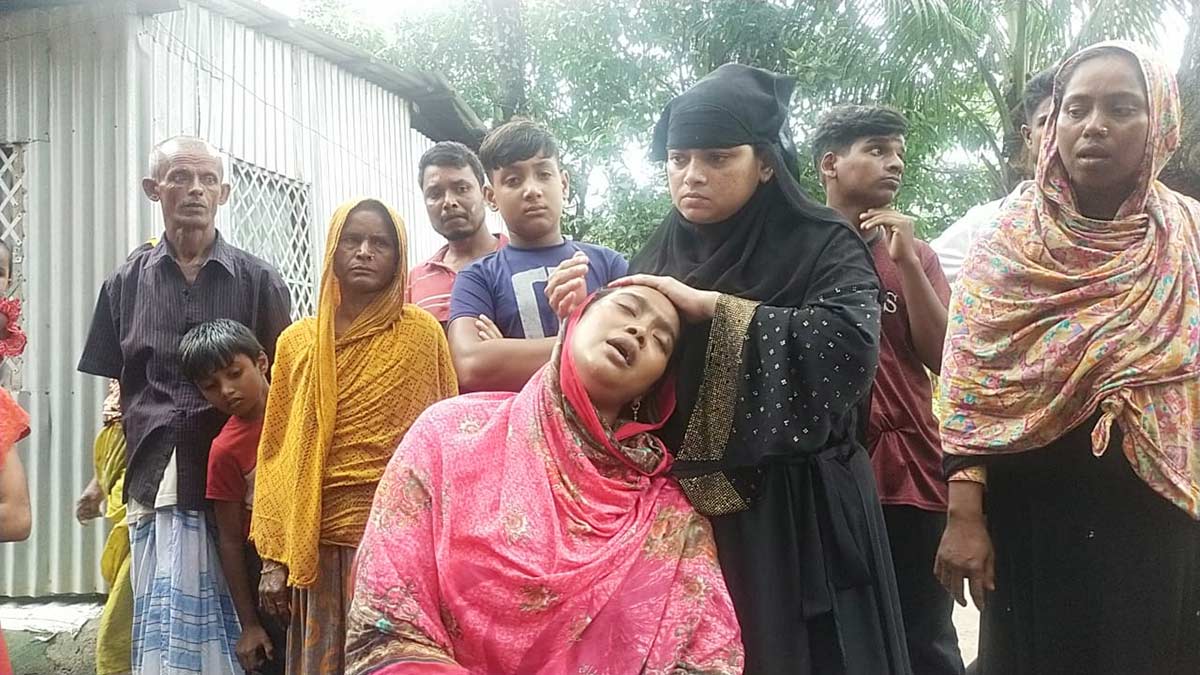 পানির স্রোতে ছেলেটা কোল থেকে ভাইসা গেল, ৩ বার ডুব দিয়াও পাইলাম না