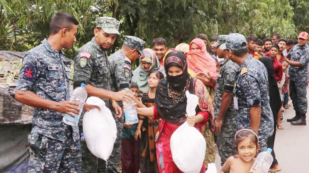 কক্সবাজারে জরুরি ত্রাণ সামগ্রী বিতরণ করছে নৌবাহিনী