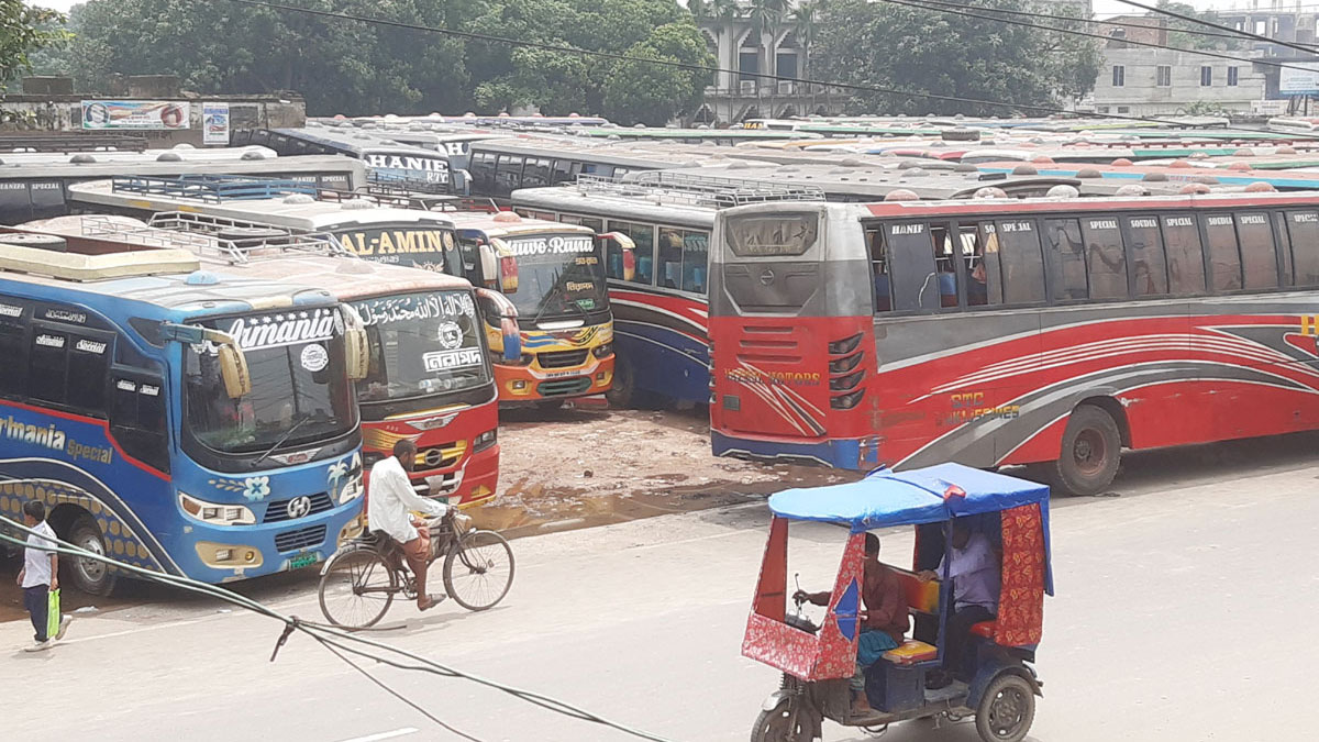 বাসচালকের মুক্তির দাবিতে নওগাঁয় পরিবহন ধর্মঘট, বিপাকে যাত্রীরা