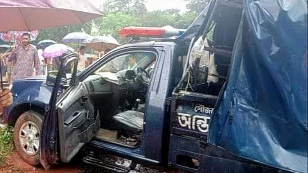 ট্রেন দুর্ঘটনায় ‘গেটম্যানের গাফিলতি’ দেখছে কর্তৃপক্ষ