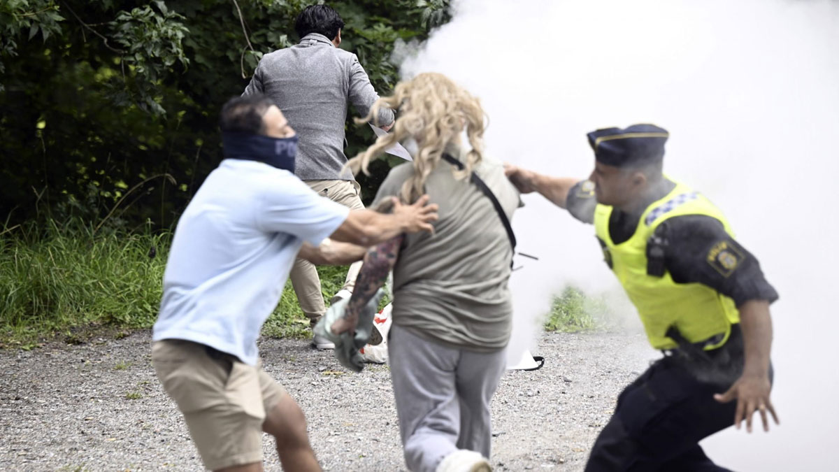 কোরআন অবমাননাকারীর গায়ে অগ্নিনির্বাপক ছুড়ে মারলেন এক নারী