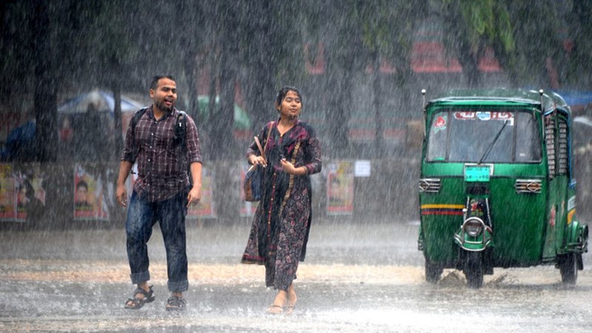 বৃষ্টি হলেই ‘ঈদের আনন্দ’ আসে সিএনজিচালকদের মনে!