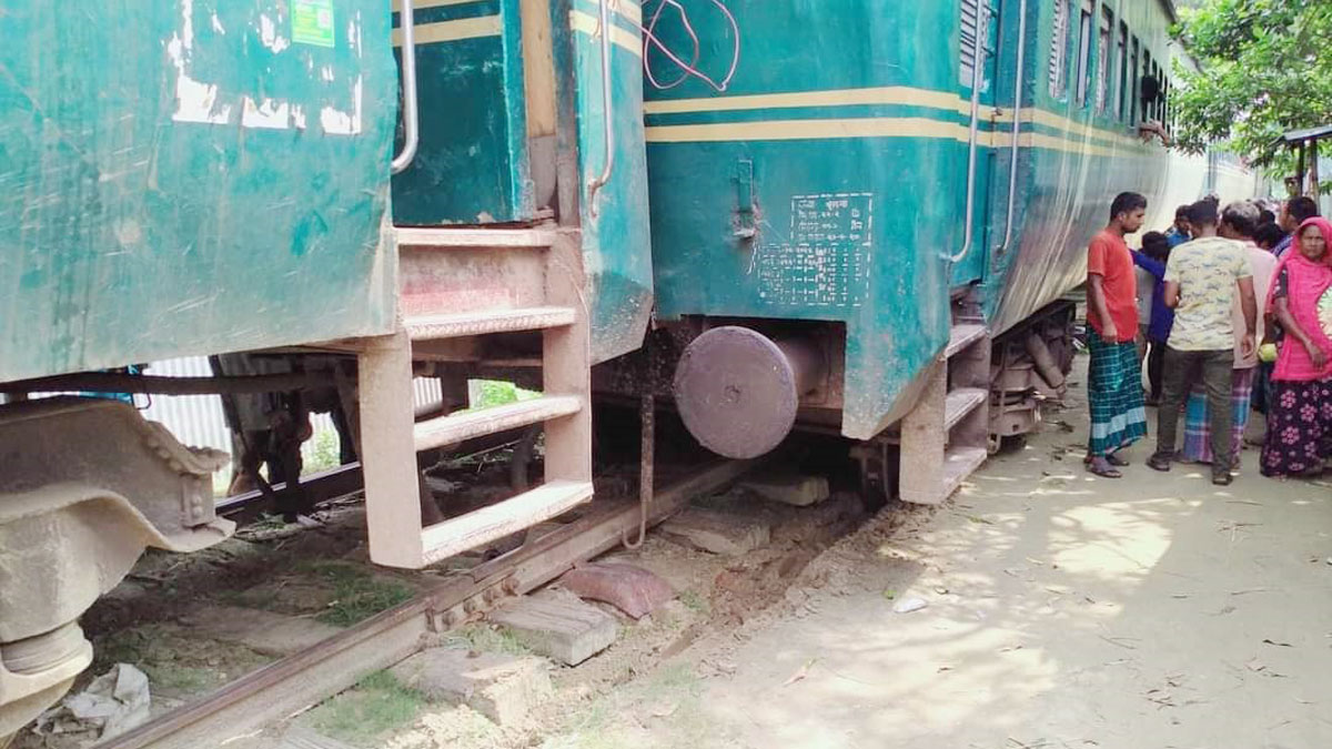 বগি লাইনচ্যুত, গোয়ালন্দ-রাজবাড়ী রেলপথে ট্রেন চলাচল বন্ধ