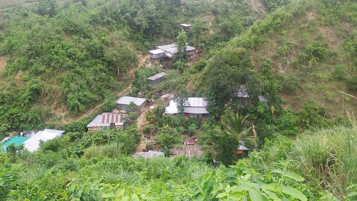 রাঙামাটিতে পাহাড় ধসের শঙ্কা, আশ্রয়কেন্দ্রে যেতে মাইকিং