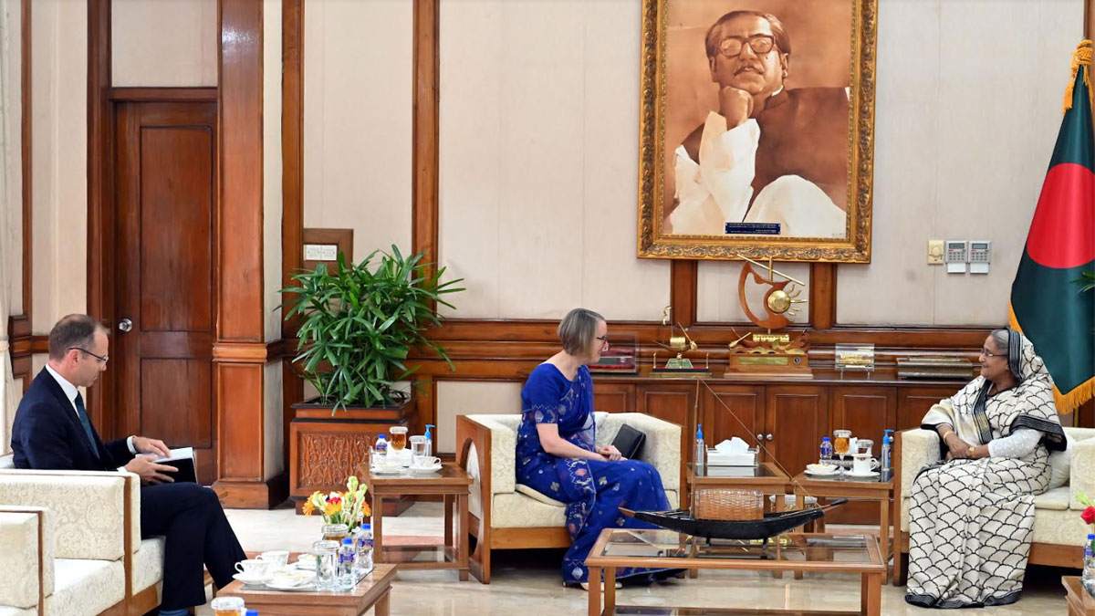 প্রধানমন্ত্রীর সঙ্গে ব্রিটিশ হাই কমিশনারের সৌজন্য সাক্ষাৎ 