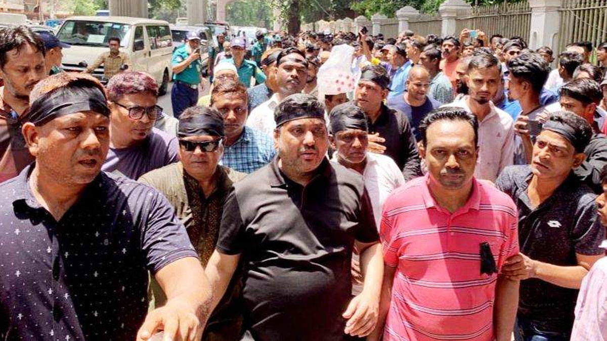 দীর্ঘদিন পর রাজপথে বিশাল শোডাউনে সম্রাট