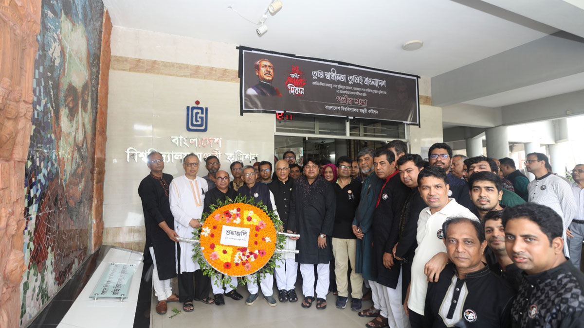 জাতির পিতার ম্যুরালে ইউজিসির শ্রদ্ধা