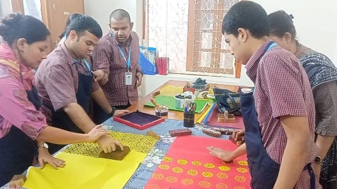 ‘বন্ধুসুলভ পরিবেশে’ আত্মনির্ভরশীল হতে পারে অটিজম শিশুরাও