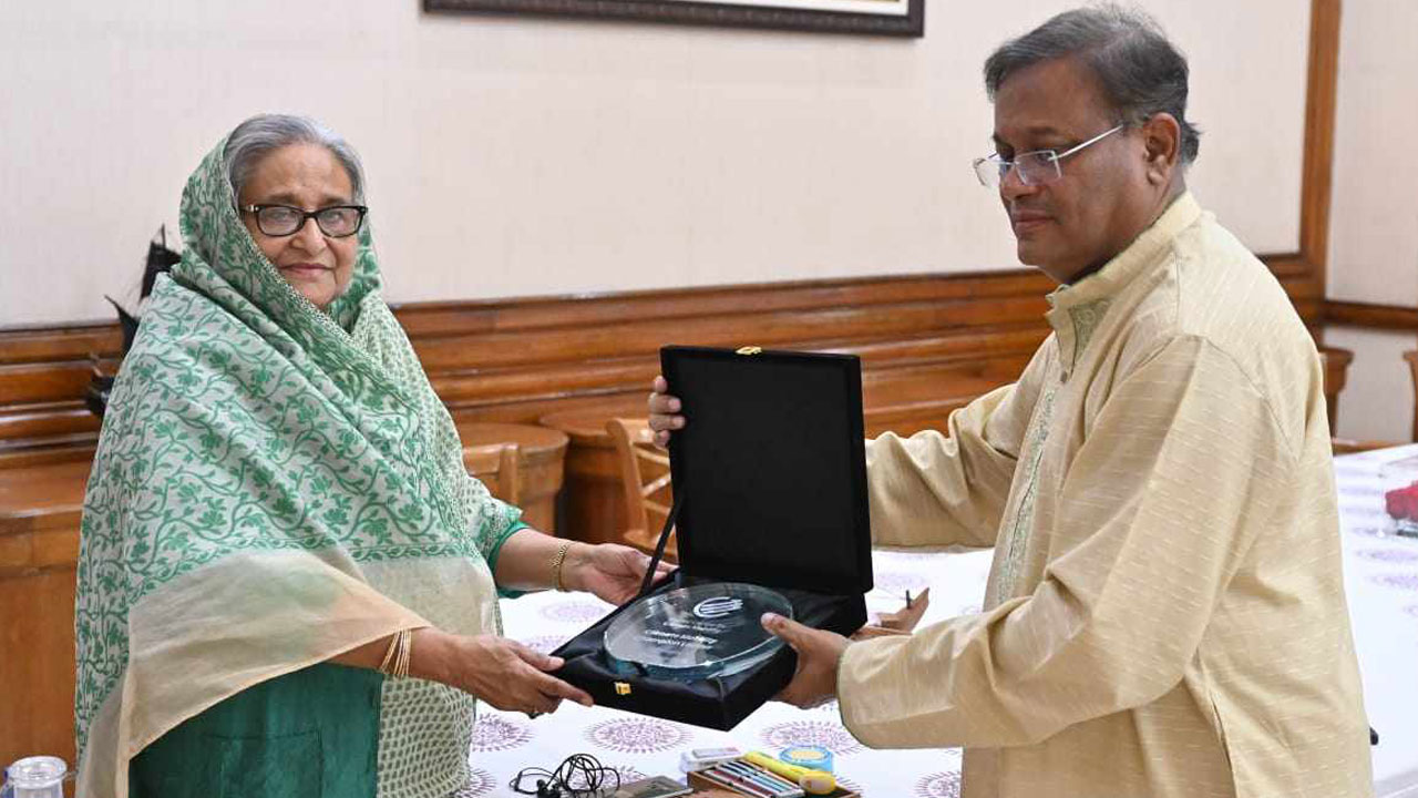 প্রধানমন্ত্রীর হাতে ‘ক্লাইমেট মবিলিটি চ্যাম্পিয়ন’ অ্যাওয়ার্ড