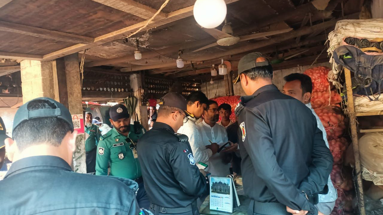 নিত্যপণ্যের দাম নিয়ন্ত্রণে চট্টগ্রামে অভিযান, ৩৩ মামলা