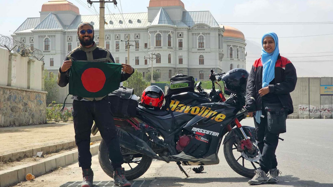মোটরসাইকেলে ৮ দেশ ঘুরে আমিরাতে চট্টগ্রামের দম্পতি