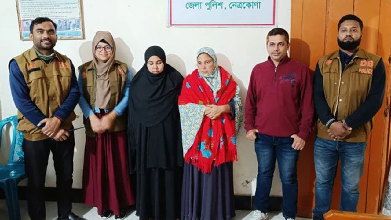 মন্ত্রীর স্ত্রী সেজে নিতেন উপহার, অতঃপর...