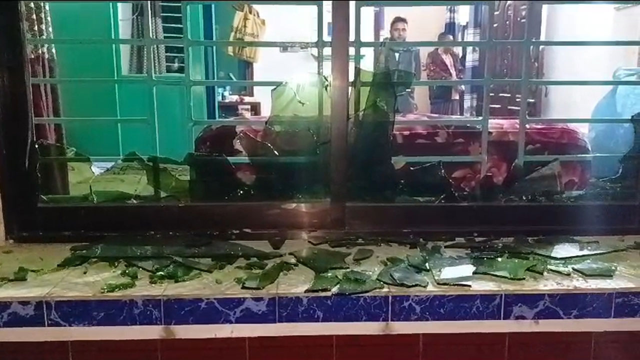 স্বতন্ত্র প্রার্থীর সমর্থক ইউপি চেয়ারম্যানের বাড়িতে ভাঙচুর