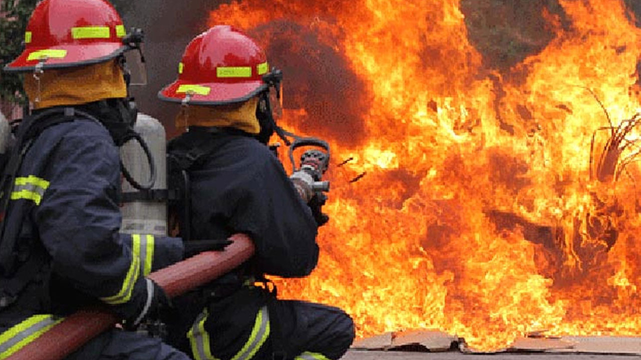 চট্টগ্রামে কারখানায় আগুন, দেড় ঘণ্টার চেষ্টায় নিয়ন্ত্রণে