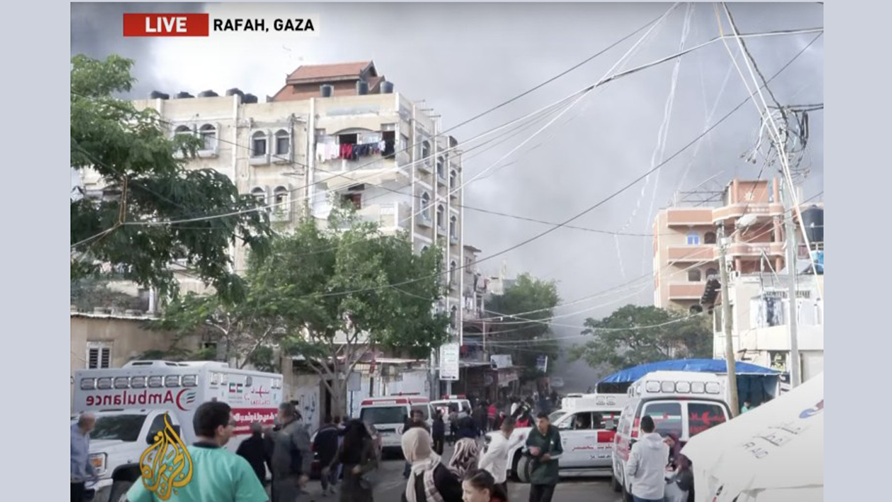 রাফাহতে আলজাজিরার লাইভ চলাকালীন বিমান হামলা (ভিডিও)