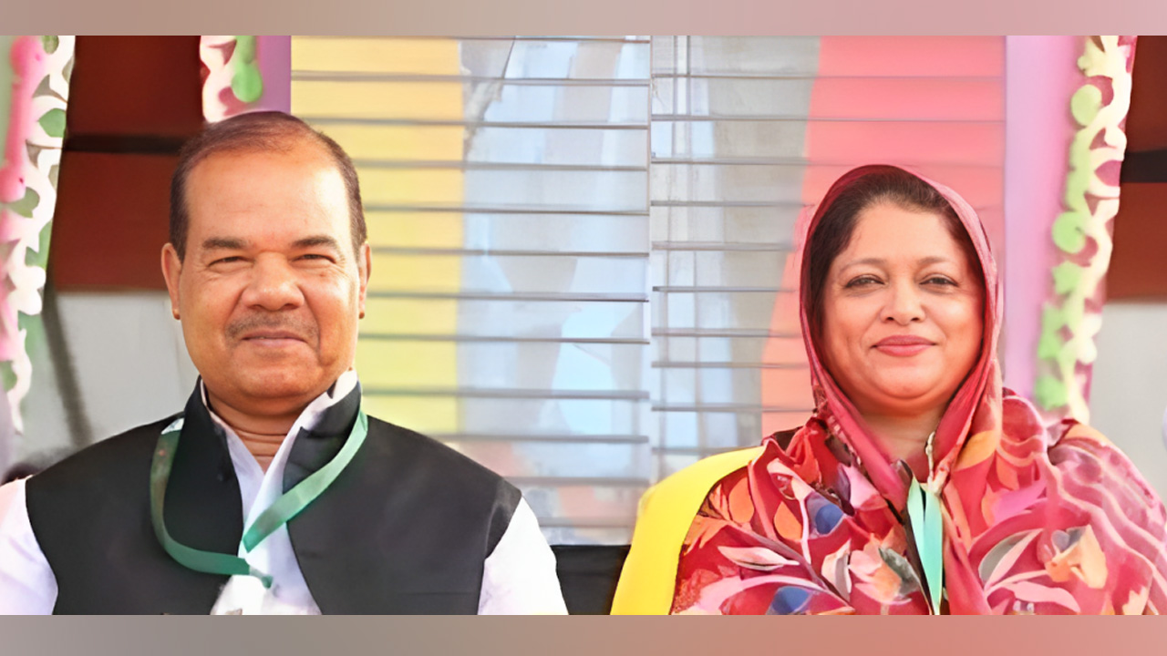 একই আসনে স্বামী নৌকায়, স্ত্রী স্বতন্ত্রে