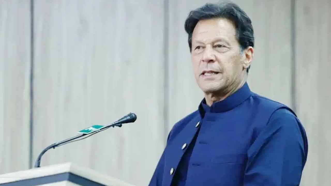 নির্বাচনে নিষেধাজ্ঞা সত্ত্বেও মনোনয়নপত্র জমা দিলেন ইমরান