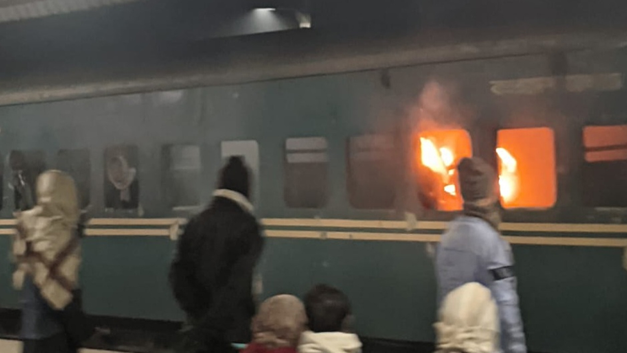 জয়পুরহাটে ট্রেনে আগুন, বর্ণনা দিলেন এক যাত্রী