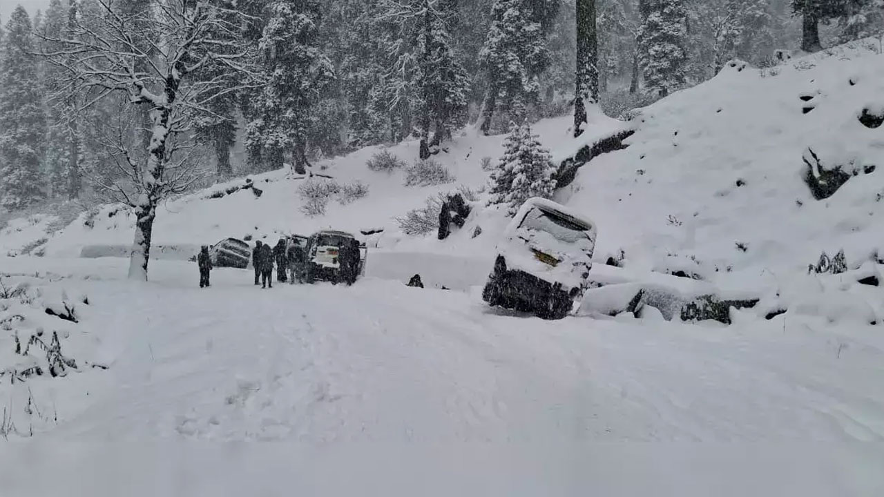 কাশ্মিরের গুলমার্গে তাপমাত্রা মাইনাস ৮ ডিগ্রি, ৬১ পর্যটক উদ্ধার