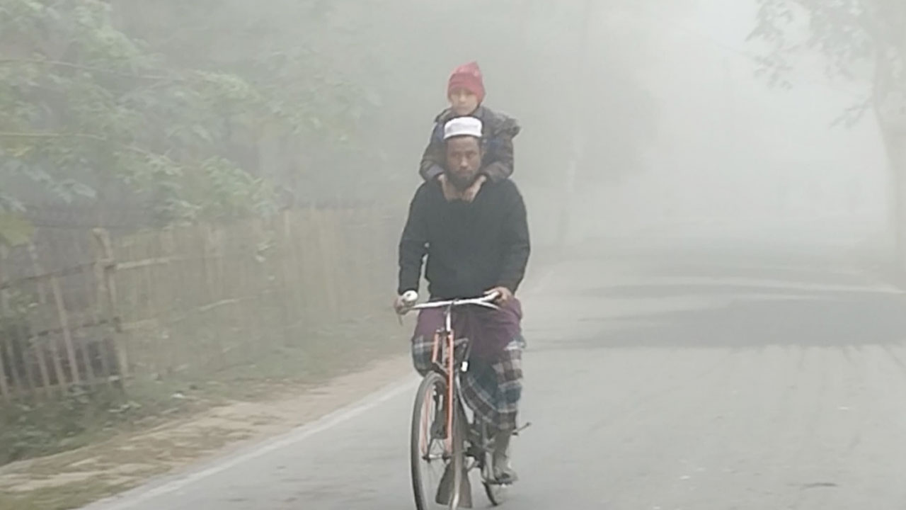কুয়াশা ও কনকনে ঠান্ডায় স্থবির জনজীবন
