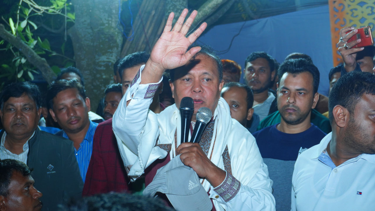 সড়কে মঞ্চ, পথসভা না করেই ফিরলেন নৌকার প্রার্থী