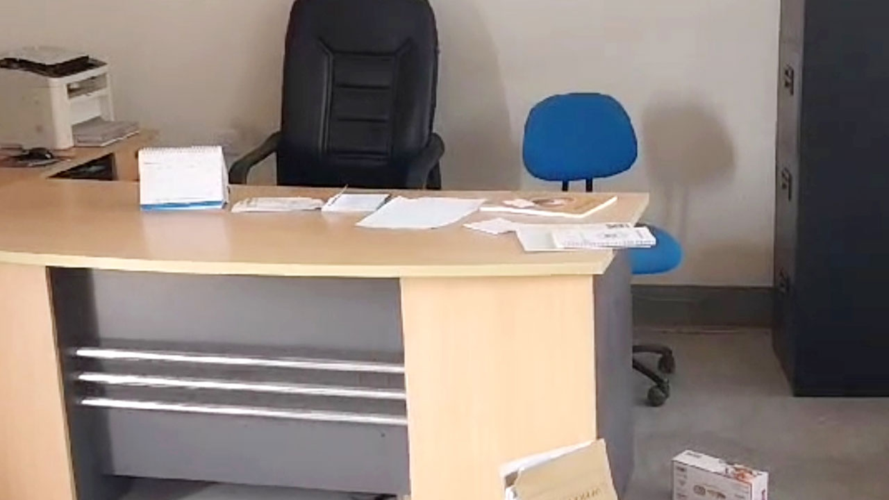 দরজা বন্ধ করে শিক্ষা কর্মকর্তাকে মারধর