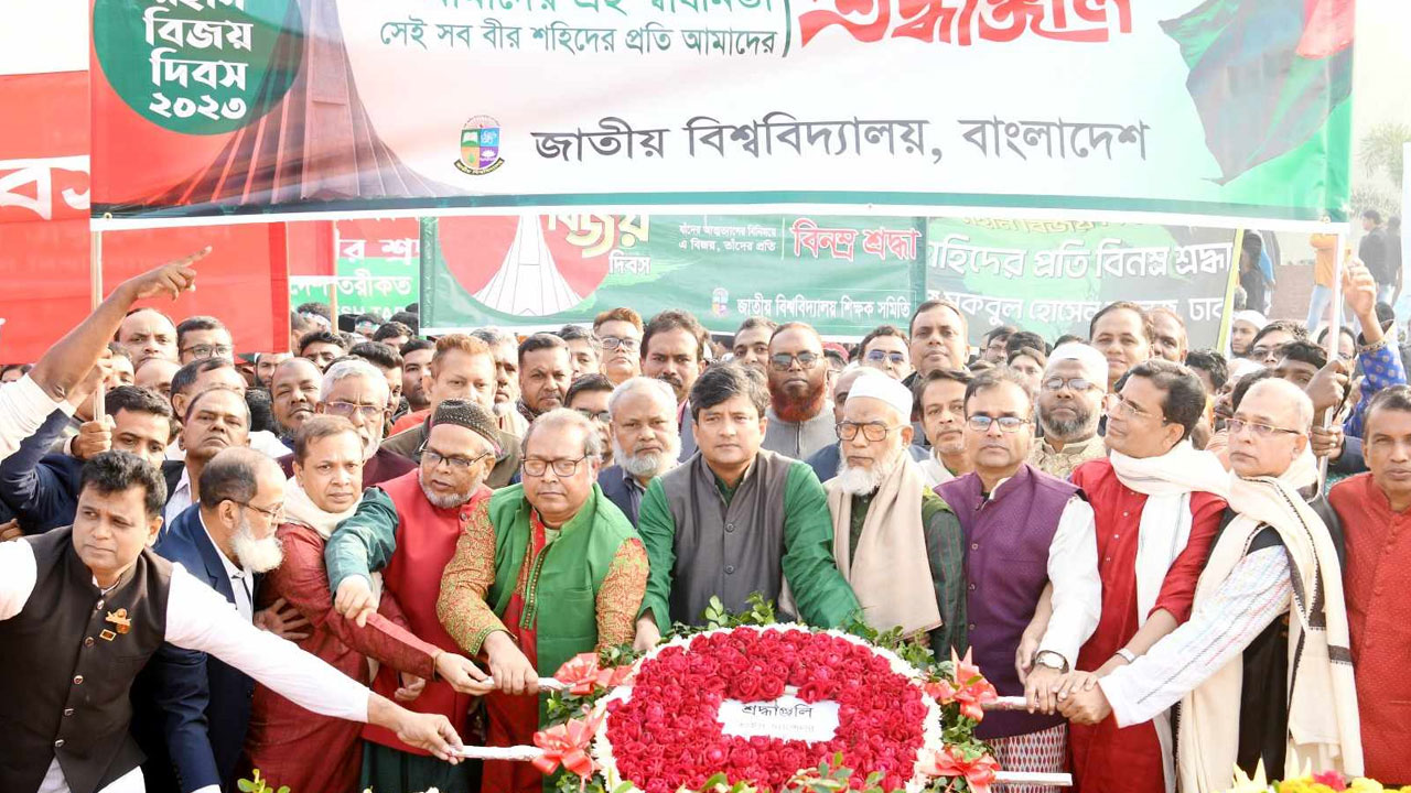 সাভার স্মৃতিসৌধে জাতীয় বিশ্ববিদ্যালয় উপাচার্যের শ্রদ্ধা