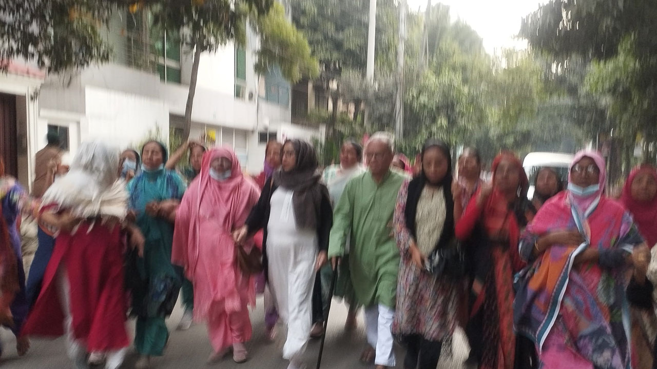 রিজভীর নেতৃত্বে উত্তরায় মহিলা দলের মিছিল