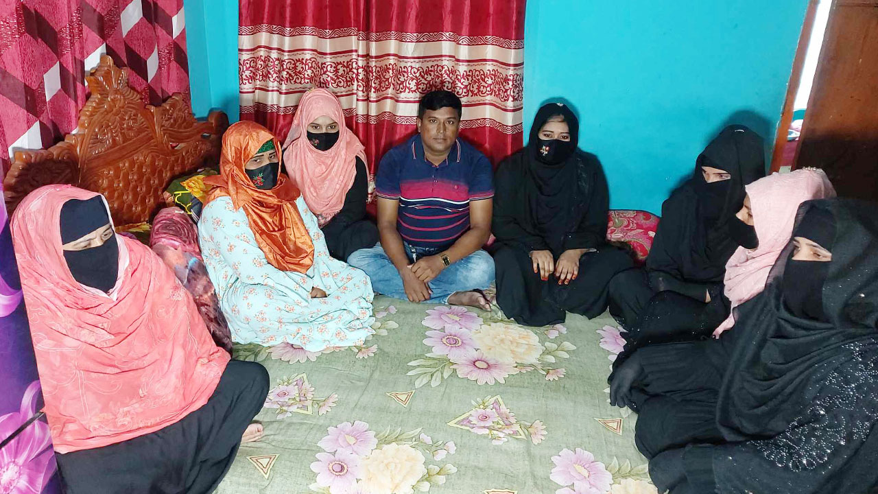 ৭ স্ত্রীকে নিয়ে রবিজুলের সুখের সংসার