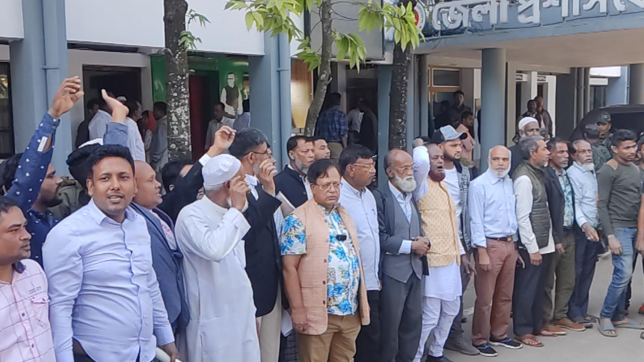 সিলেটে রিটার্নিং কর্মকর্তার কার্যালয়ে স্বতন্ত্র প্রার্থীর অবস্থান