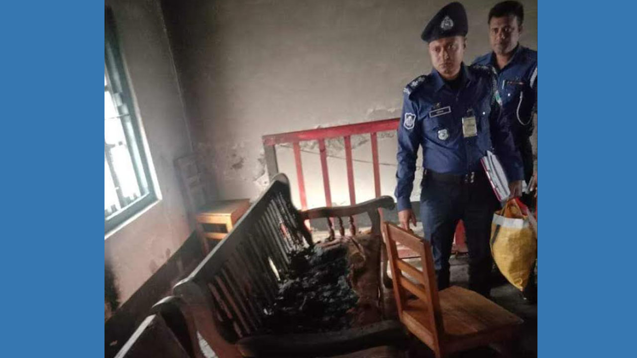 খুলনায় আদালতের এজলাস কক্ষে অগ্নিসংযোগ